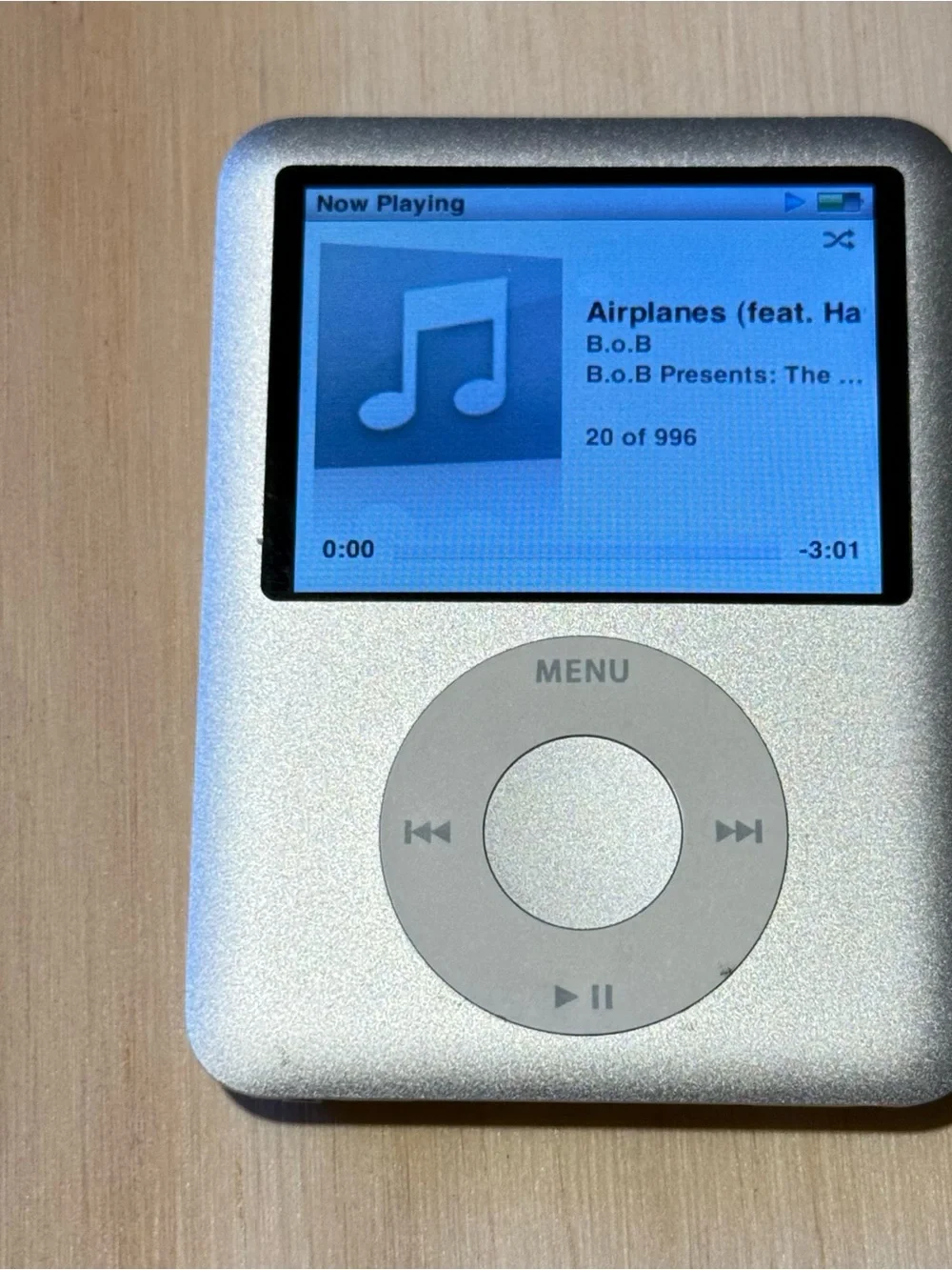 iPod Nano A1236 4GB Silver Tested Ok Battery 1-2Hr w/Charg-996-Songs Read Info!